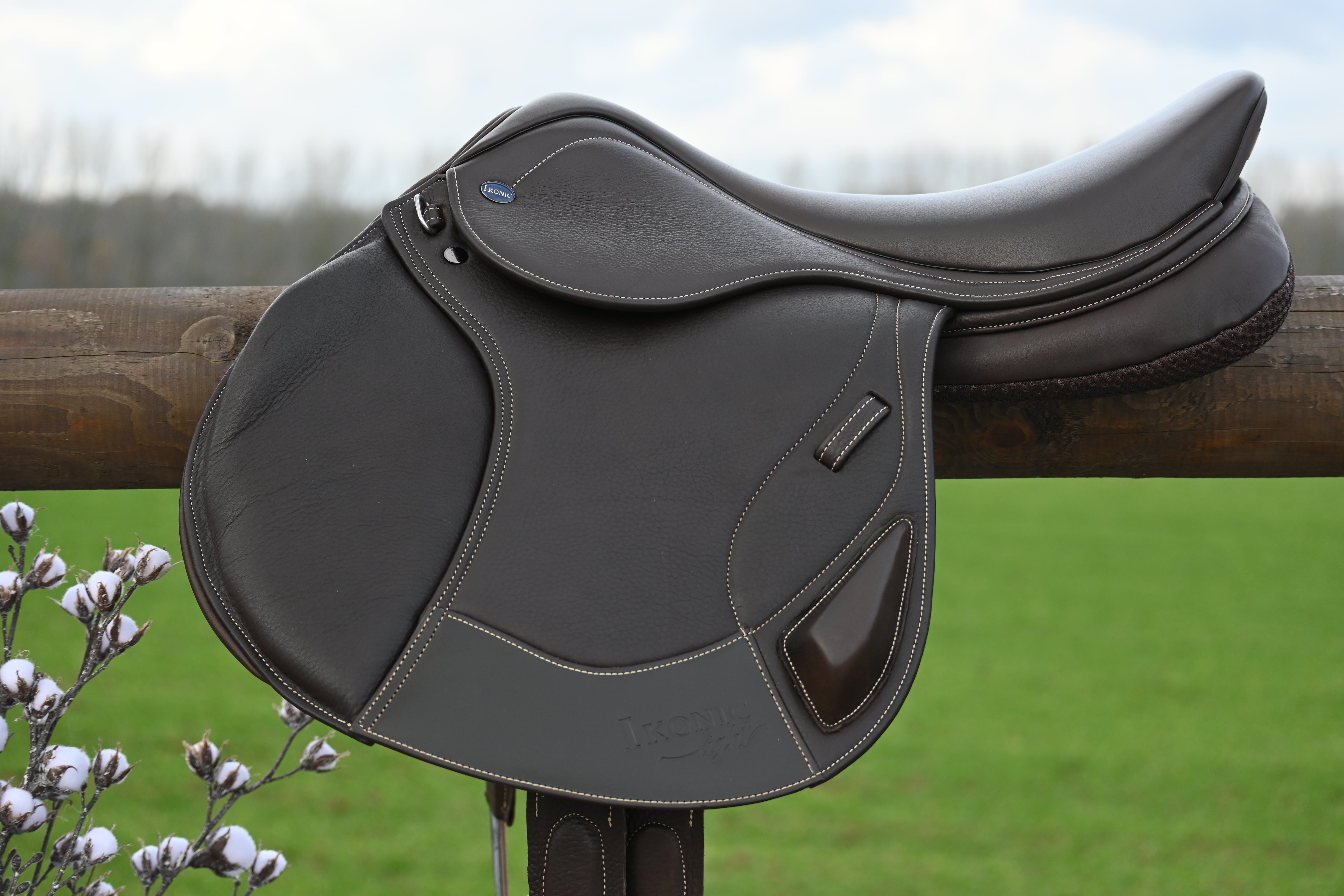 The Ikonic hybrid saddles are made of leather but also include some synthetic parts it is the judicious combination of these two materials that allows us to offer you a saddle of