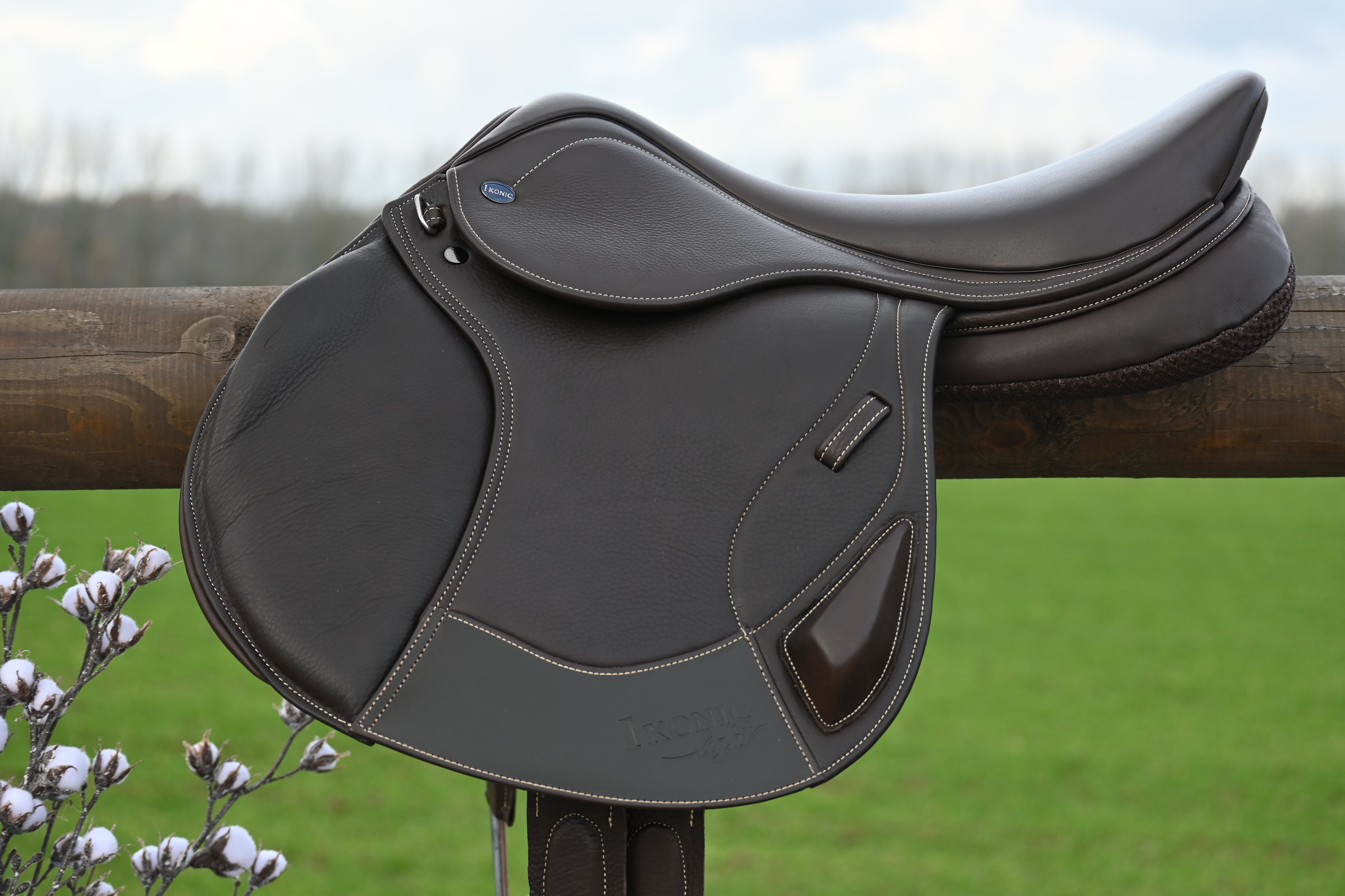 The Ikonic hybrid saddles are made of leather but also include some  synthetic parts, it is the judicious combination of these two materials  that allows us to offer you a saddle of