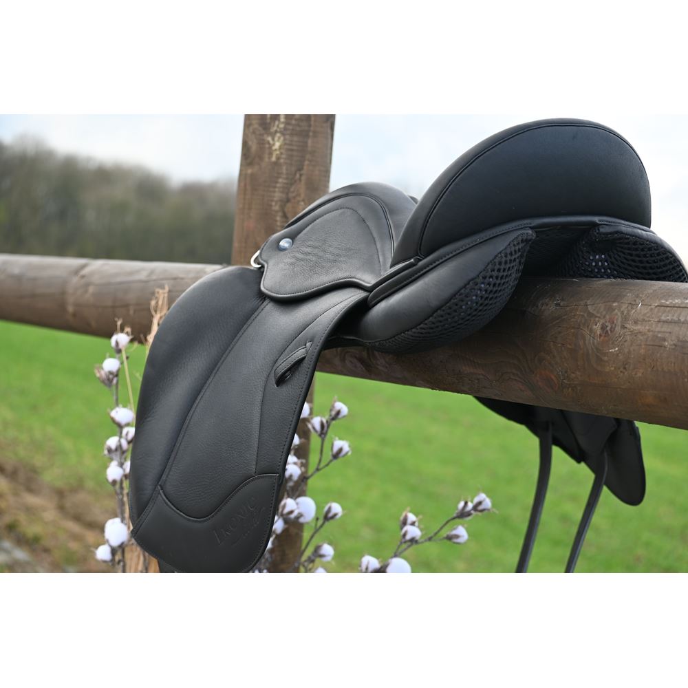 Ikonic "Light" Pony Dressyrsadel Mono Flap